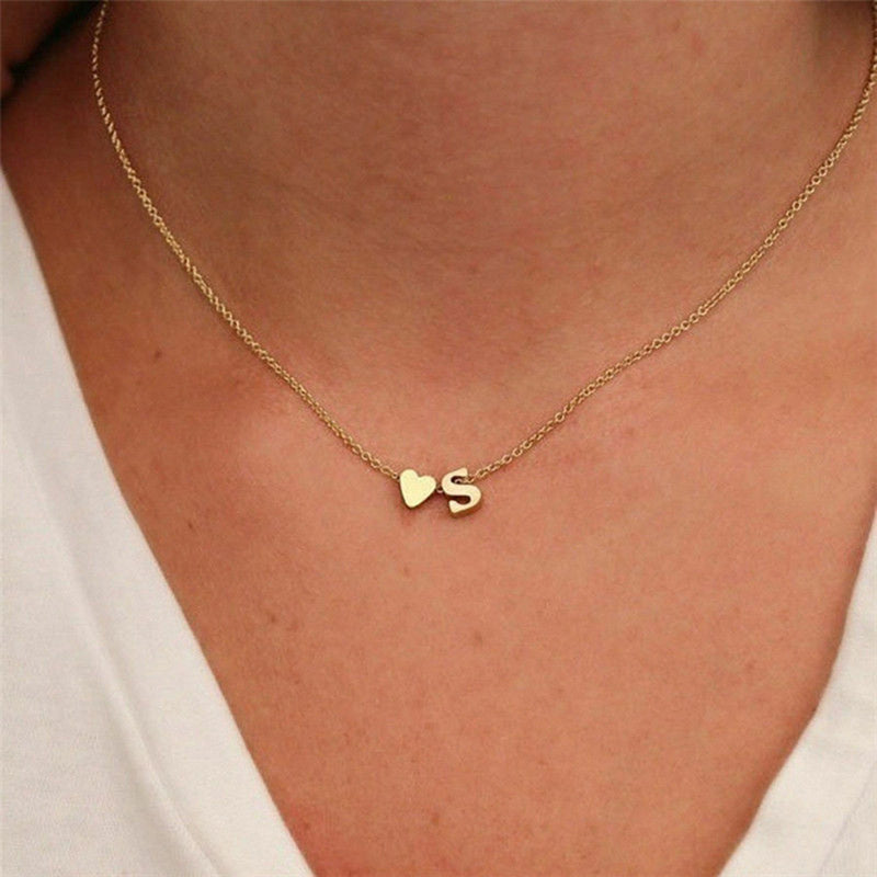 Goldkette mit dem Anfangsbuchstaben „Ria“