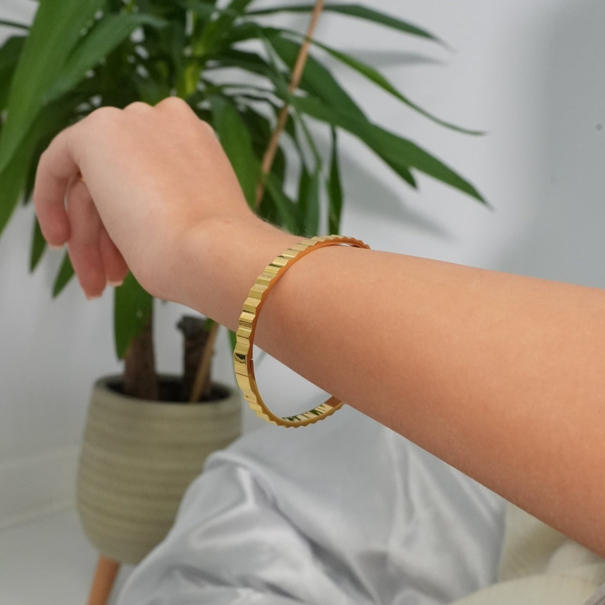 Snow Bangle - Gold