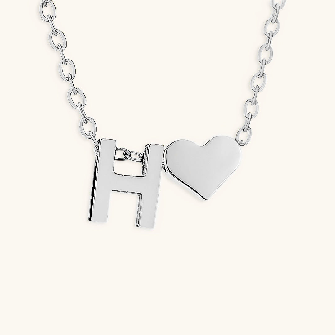 Goldkette mit dem Anfangsbuchstaben „Ria“
