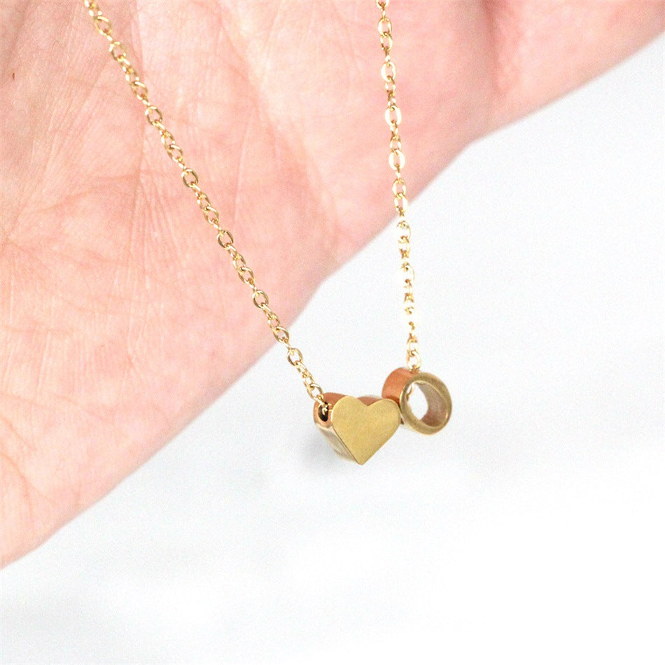 Goldkette mit dem Anfangsbuchstaben „Ria“