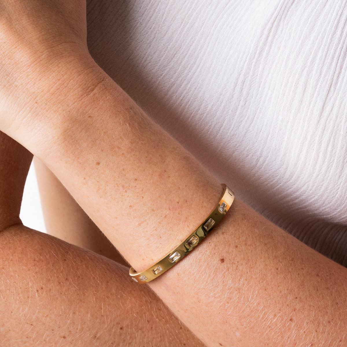 Rechteckiger Steinarmreif - Gold