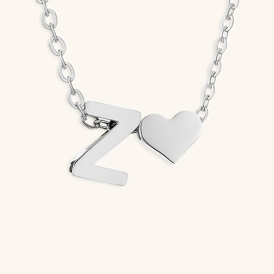 Goldkette mit dem Anfangsbuchstaben „Ria“