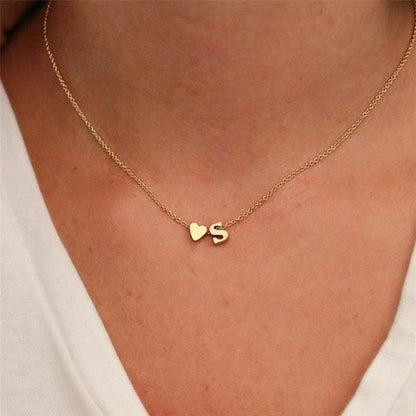 Goldkette mit dem Anfangsbuchstaben „Ria“