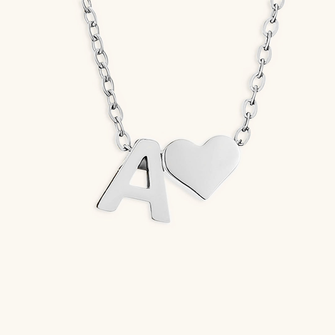 Goldkette mit dem Anfangsbuchstaben „Ria“