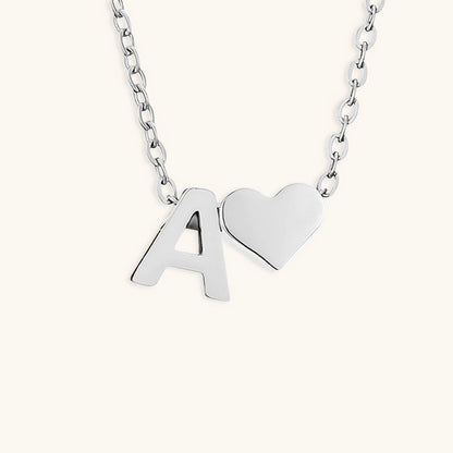 Goldkette mit dem Anfangsbuchstaben „Ria“