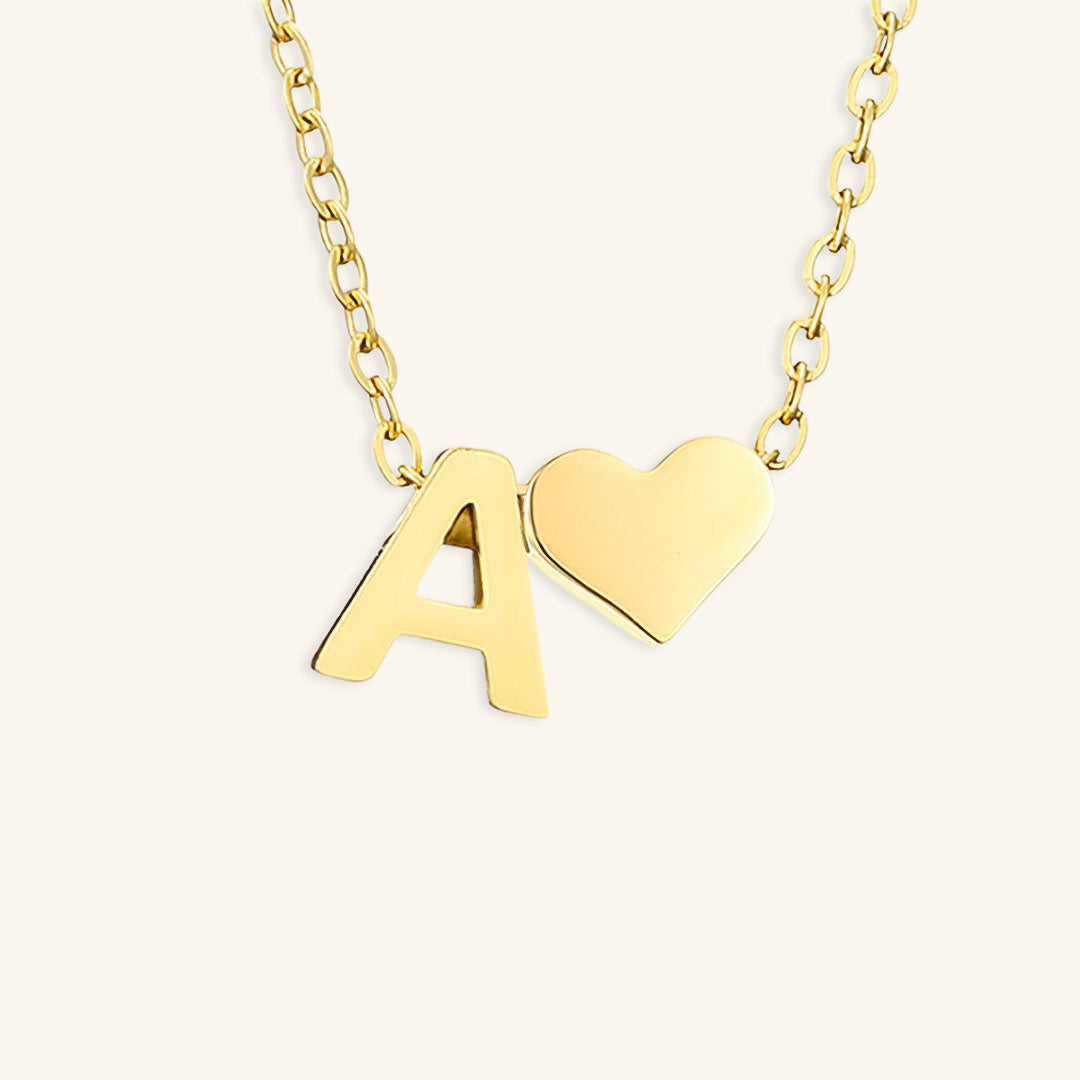 Goldkette mit dem Anfangsbuchstaben „Ria“