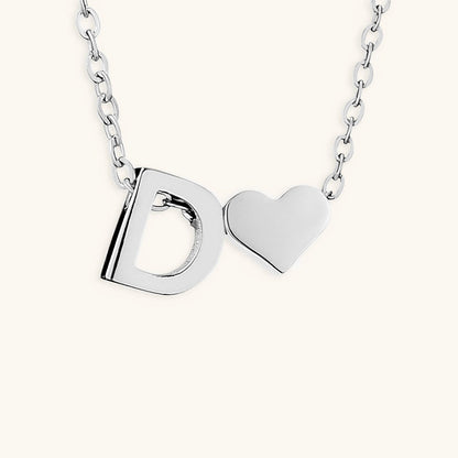 Goldkette mit dem Anfangsbuchstaben „Ria“