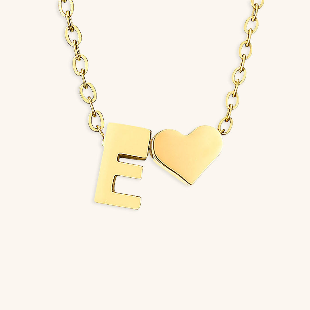 Goldkette mit dem Anfangsbuchstaben „Ria“