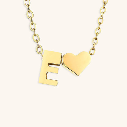 Goldkette mit dem Anfangsbuchstaben „Ria“