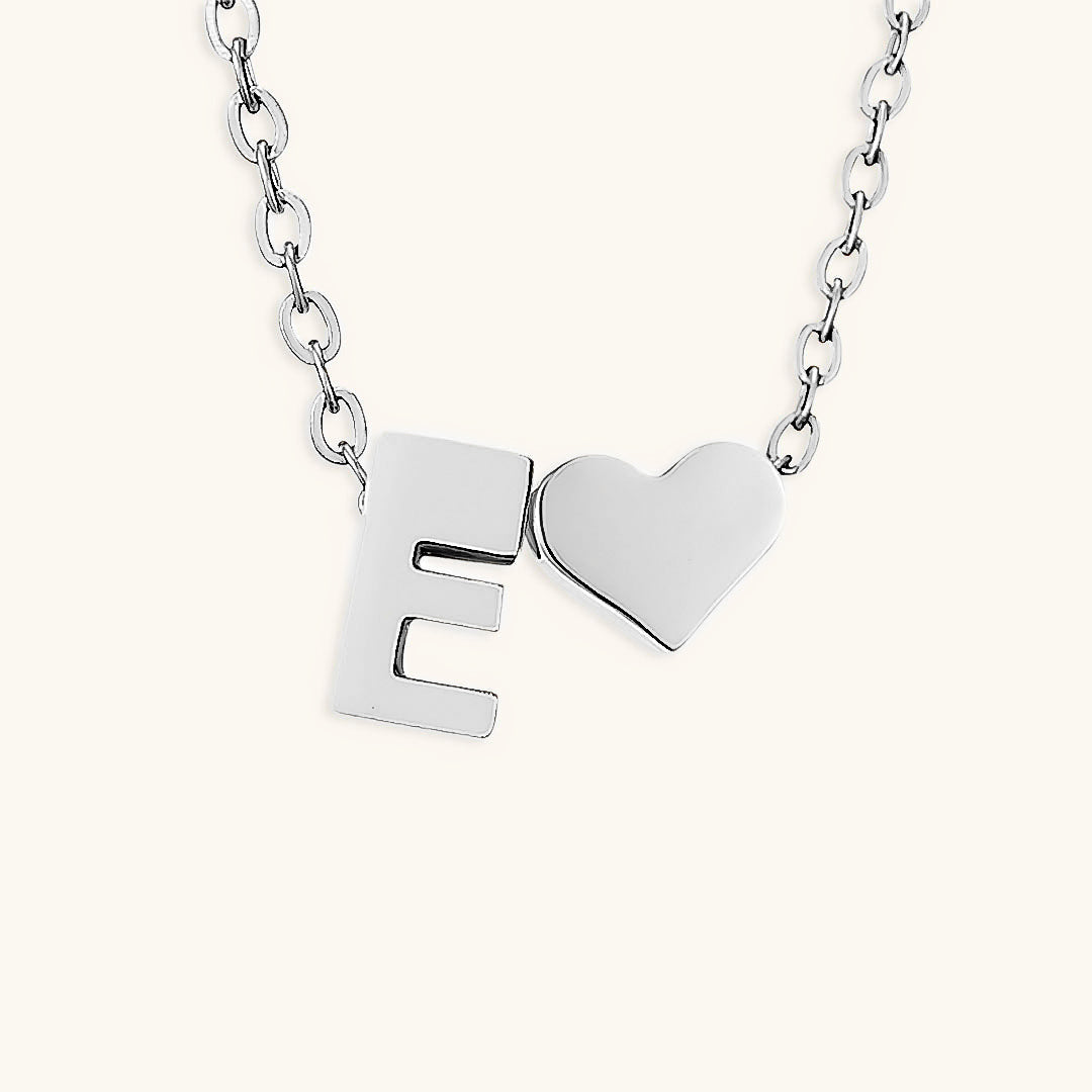 Goldkette mit dem Anfangsbuchstaben „Ria“