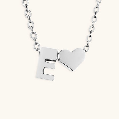 Goldkette mit dem Anfangsbuchstaben „Ria“