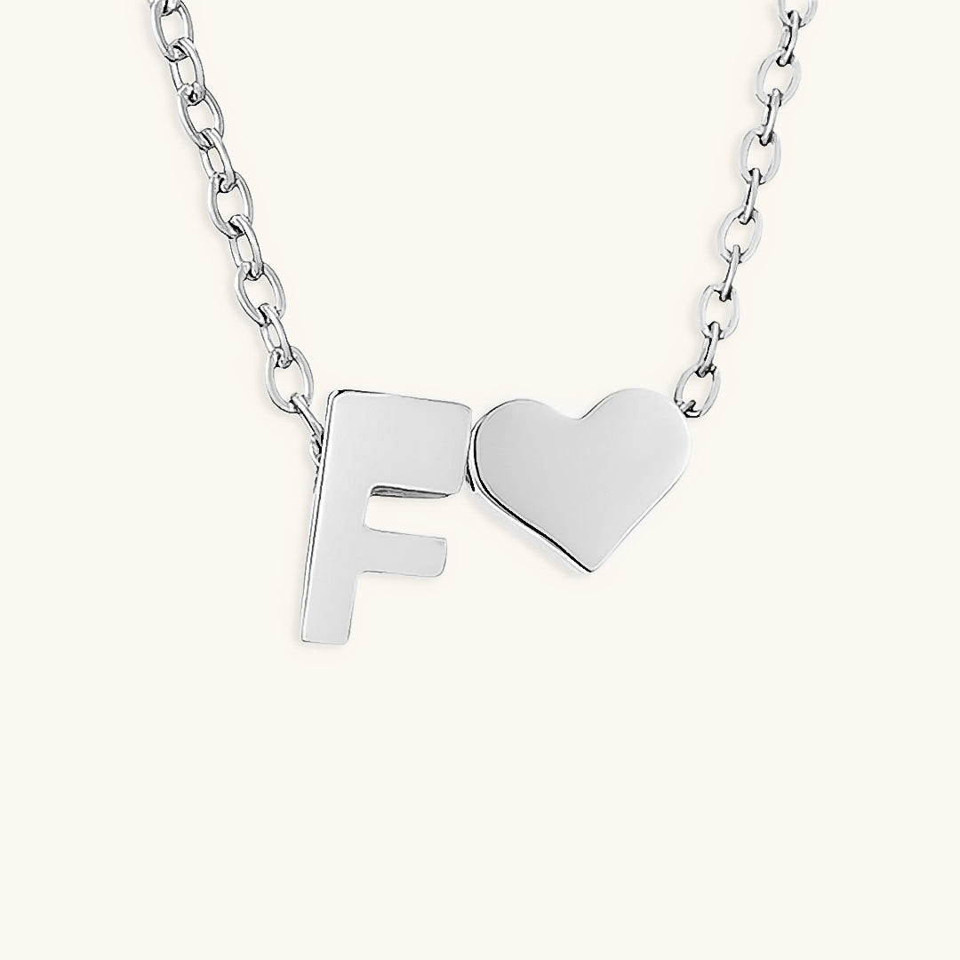 Goldkette mit dem Anfangsbuchstaben „Ria“