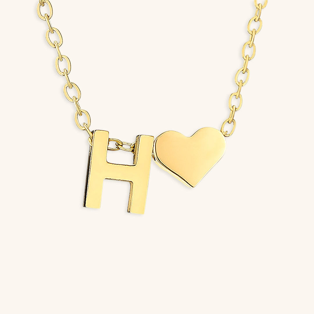 Goldkette mit dem Anfangsbuchstaben „Ria“