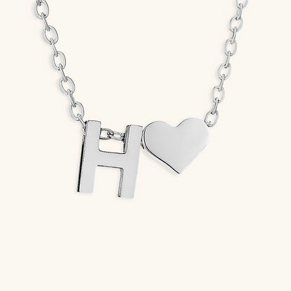 Goldkette mit dem Anfangsbuchstaben „Ria“