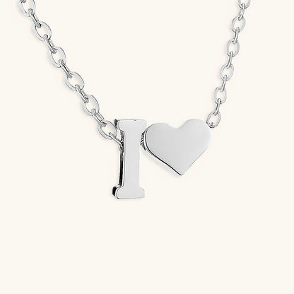 Goldkette mit dem Anfangsbuchstaben „Ria“