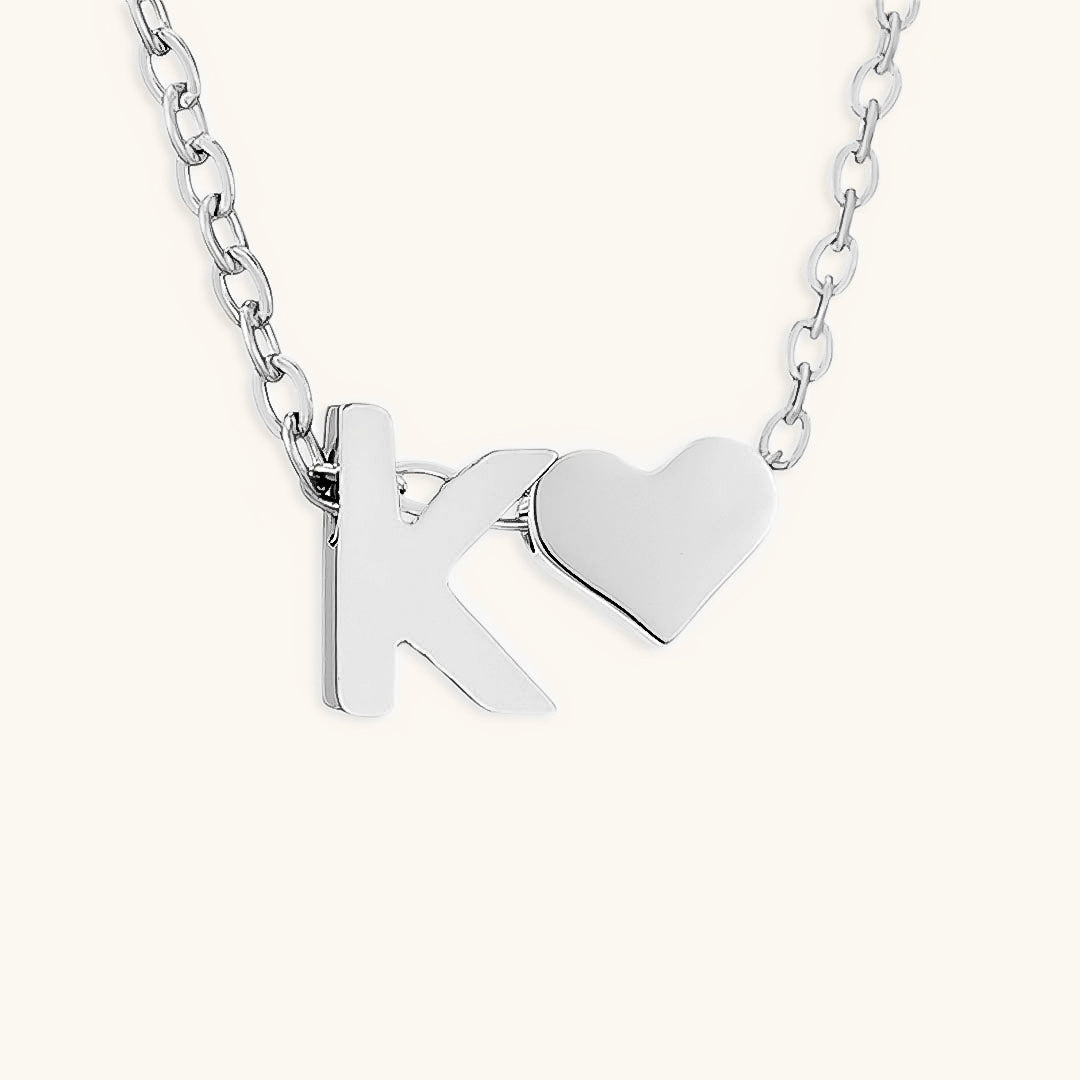 Goldkette mit dem Anfangsbuchstaben „Ria“
