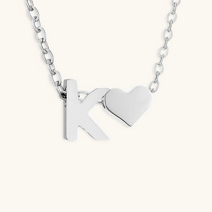Goldkette mit dem Anfangsbuchstaben „Ria“