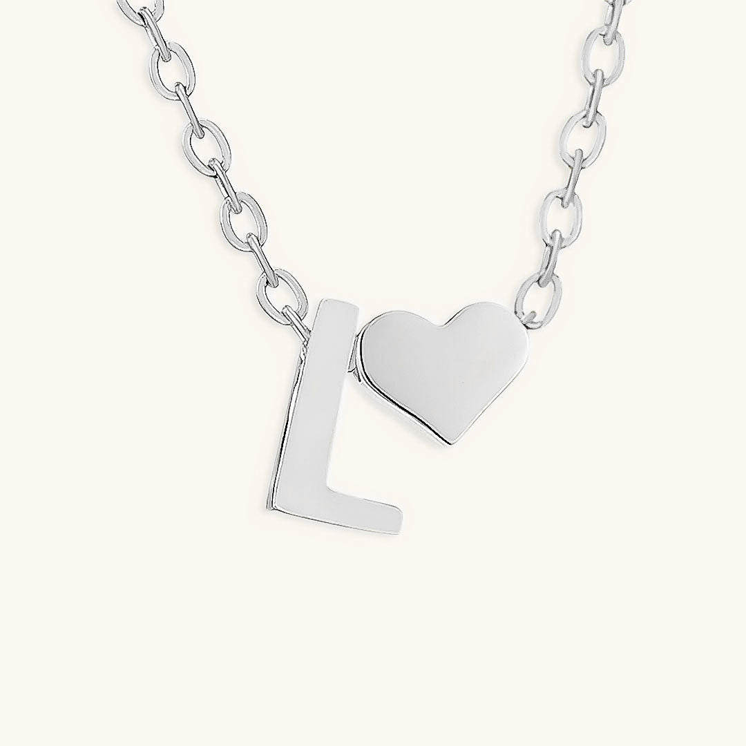 Goldkette mit dem Anfangsbuchstaben „Ria“