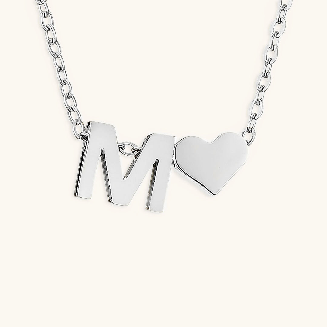 Goldkette mit dem Anfangsbuchstaben „Ria“