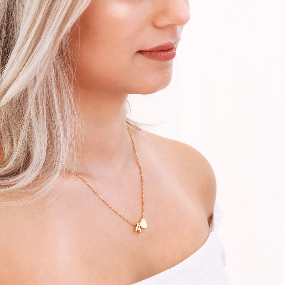 Goldkette mit dem Anfangsbuchstaben „Ria“