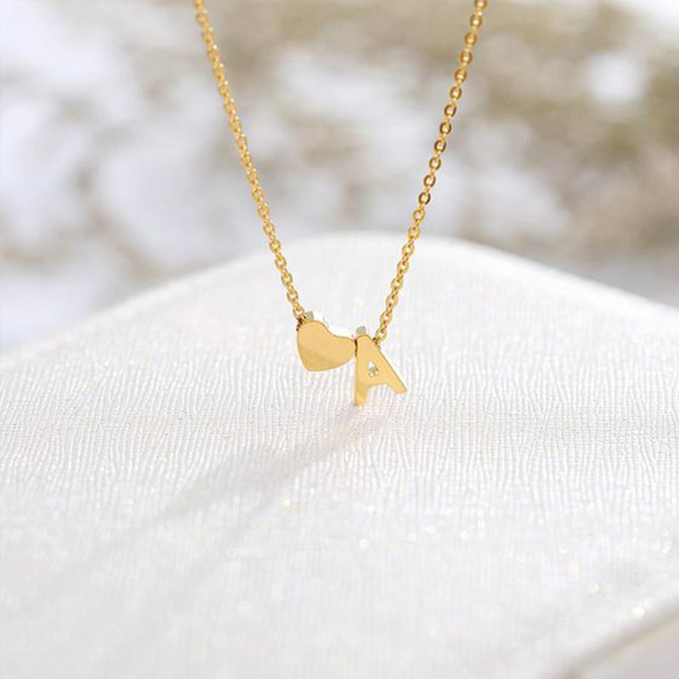 Goldkette mit dem Anfangsbuchstaben „Ria“