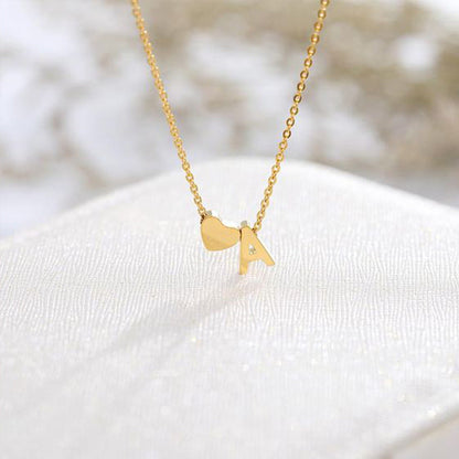 Goldkette mit dem Anfangsbuchstaben „Ria“