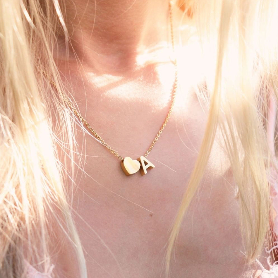 Goldkette mit dem Anfangsbuchstaben „Ria“