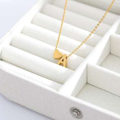 Goldkette mit dem Anfangsbuchstaben „Ria“