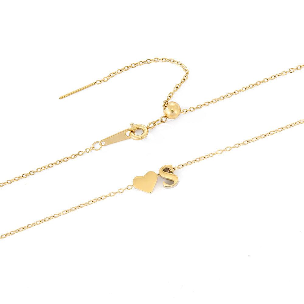 Goldkette mit dem Anfangsbuchstaben „Ria“