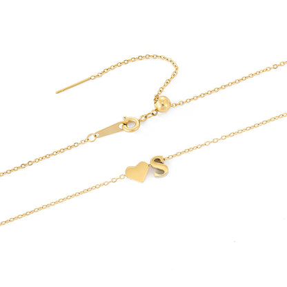 Goldkette mit dem Anfangsbuchstaben „Ria“