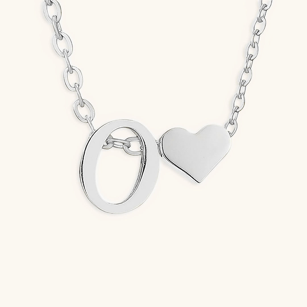 Goldkette mit dem Anfangsbuchstaben „Ria“
