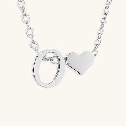 Goldkette mit dem Anfangsbuchstaben „Ria“