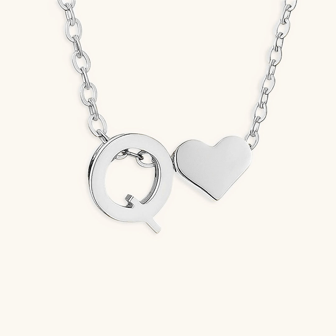 Goldkette mit dem Anfangsbuchstaben „Ria“