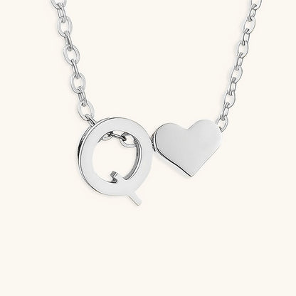 Goldkette mit dem Anfangsbuchstaben „Ria“
