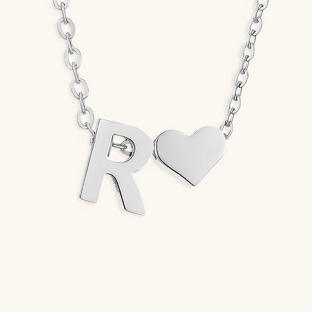 Goldkette mit dem Anfangsbuchstaben „Ria“