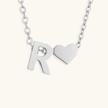 Goldkette mit dem Anfangsbuchstaben „Ria“