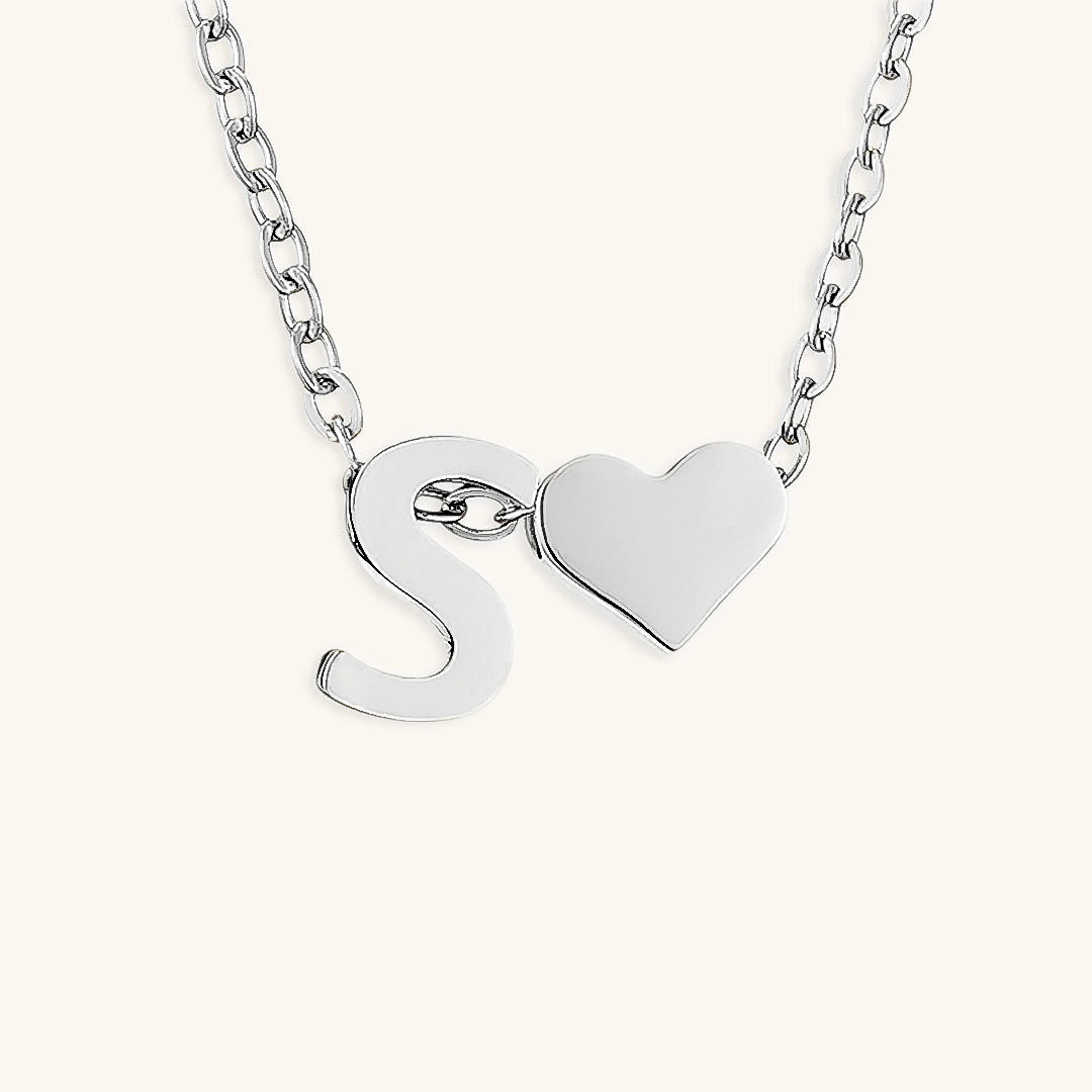 Goldkette mit dem Anfangsbuchstaben „Ria“