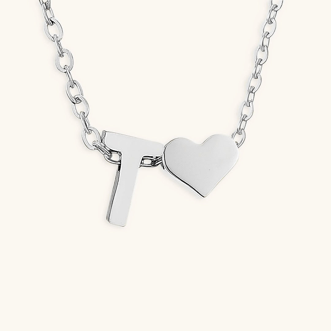 Goldkette mit dem Anfangsbuchstaben „Ria“