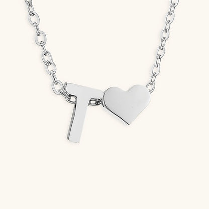 Goldkette mit dem Anfangsbuchstaben „Ria“