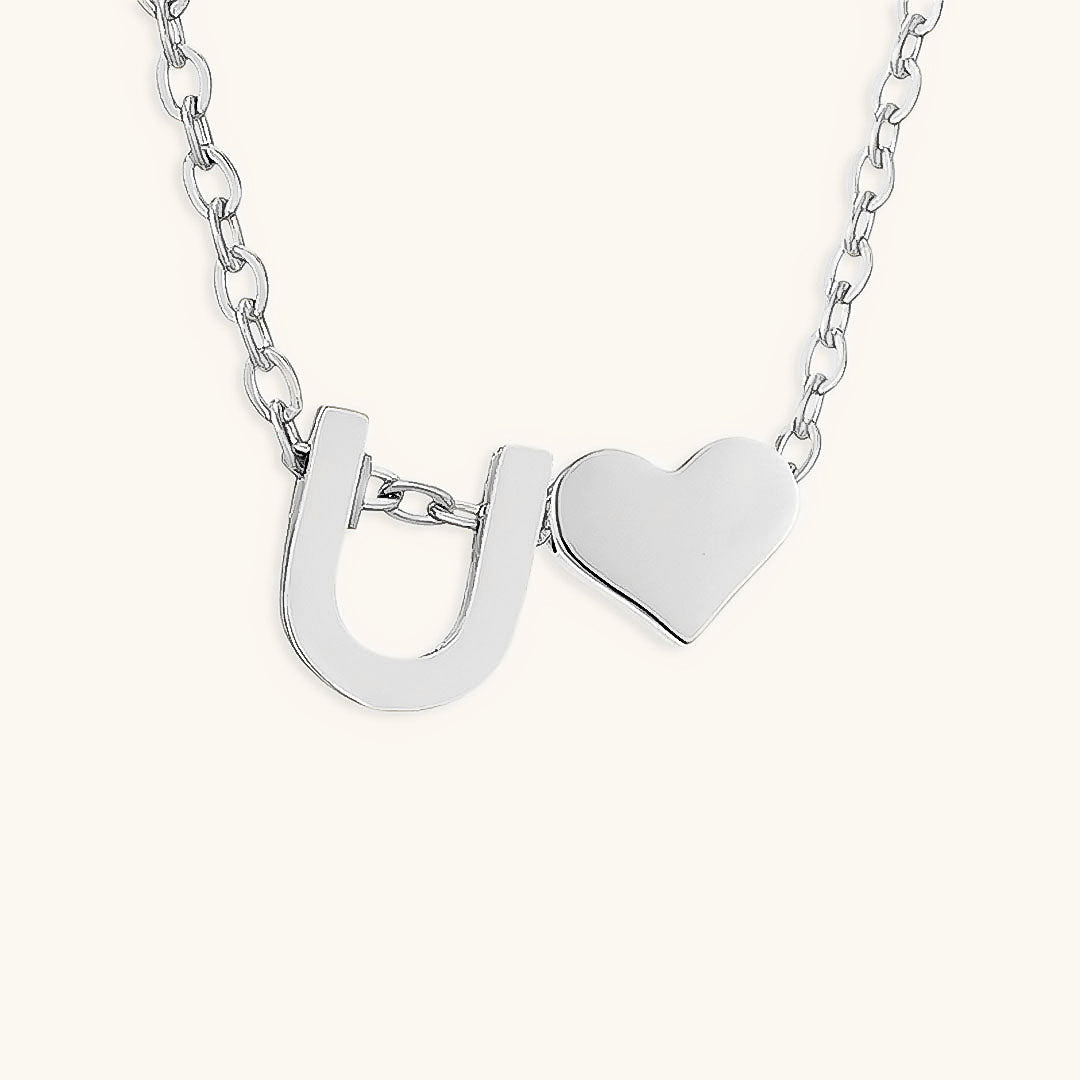 Goldkette mit dem Anfangsbuchstaben „Ria“