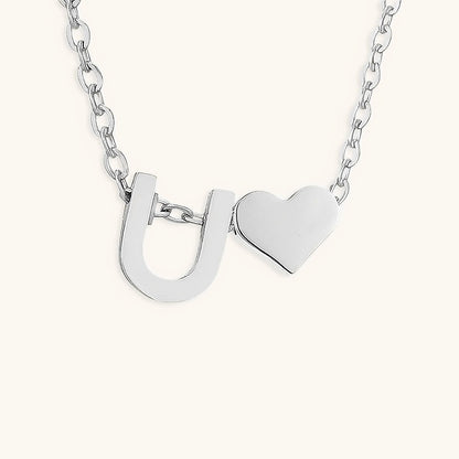 Goldkette mit dem Anfangsbuchstaben „Ria“