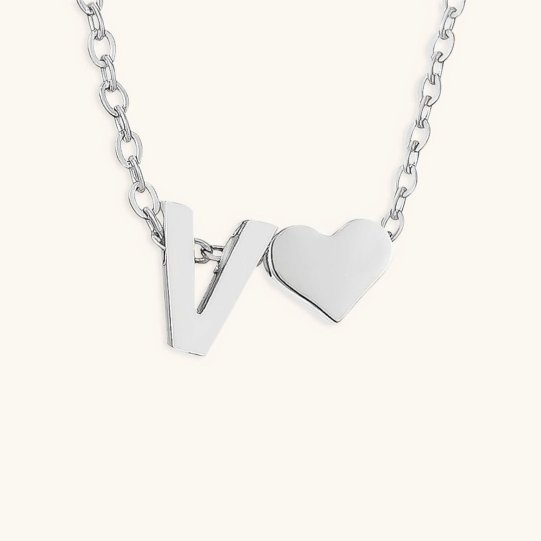 Goldkette mit dem Anfangsbuchstaben „Ria“