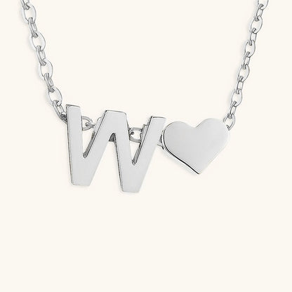 Goldkette mit dem Anfangsbuchstaben „Ria“