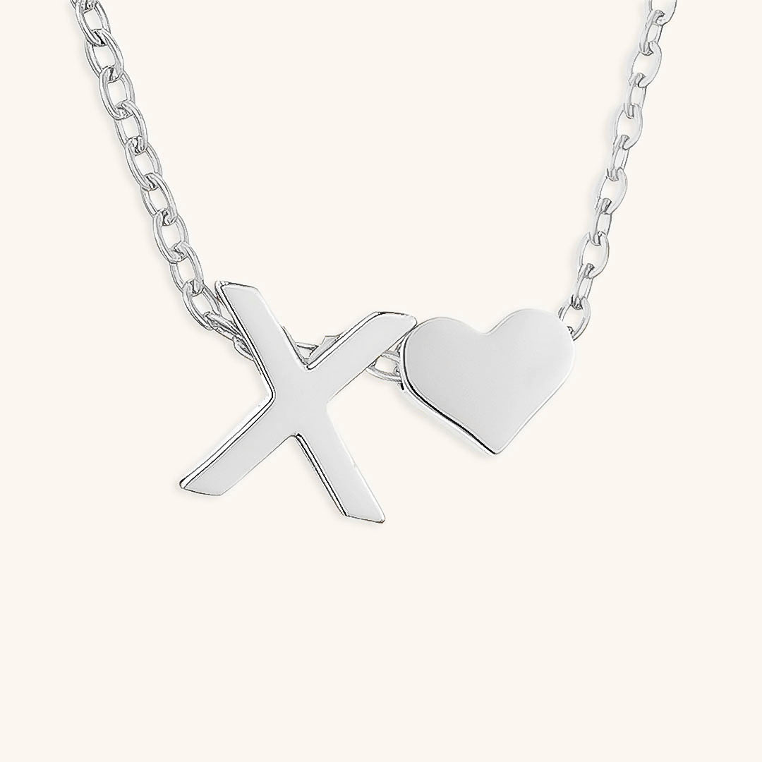 Goldkette mit dem Anfangsbuchstaben „Ria“