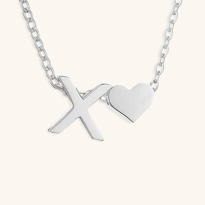 Goldkette mit dem Anfangsbuchstaben „Ria“