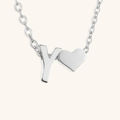Goldkette mit dem Anfangsbuchstaben „Ria“